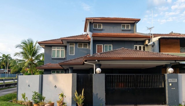 Spacious 2.5-storey semi detached house near SILK highway toward KL/Putrajaya.