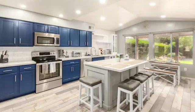 Spacious 3 Bed/3 Bath 2500sqft | Newly Remodeled