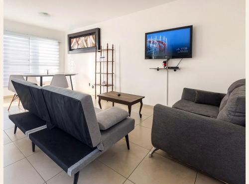 Spacious 3BR House On-Site Parking at Los Lagos