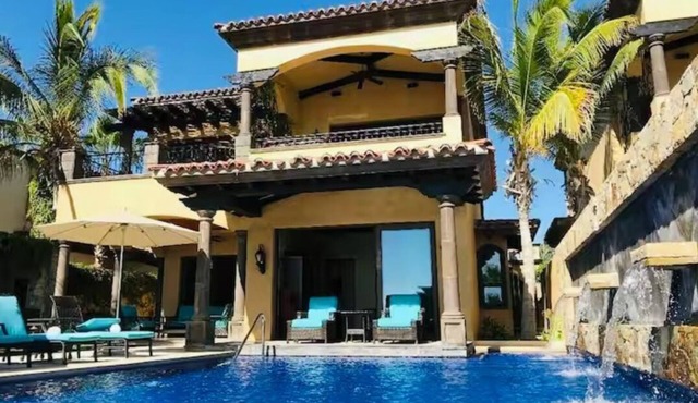 Spacious 4-bedroom villa with AC in delightful Cabo San Lucas