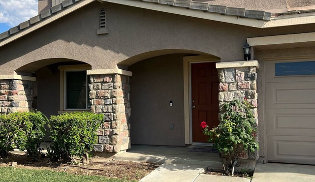 Spacious 4-bedroom house in fabulous Lake Elsinore with AC, WiFi