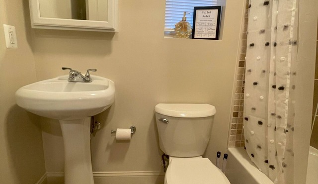 Spacious 4-bedroom apartment with AC, WiFi in amazing Washington DC