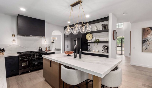 Spacious 4-bedroom House in Uptown/Central Corridor with WiFi, Pool, Ping-pong.