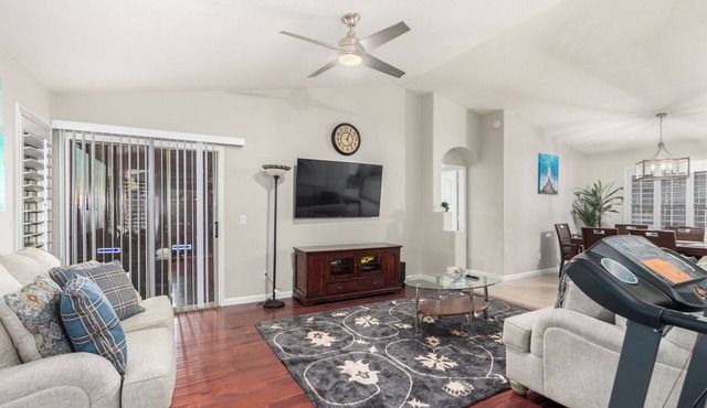 Spacious 4-bedroom house in amazing Phoenix with fitness room, WiFi