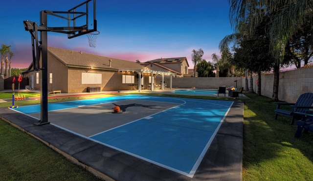 Spacious 4-bedroom house with Pool, Fun BackYard & Amazing Game Room