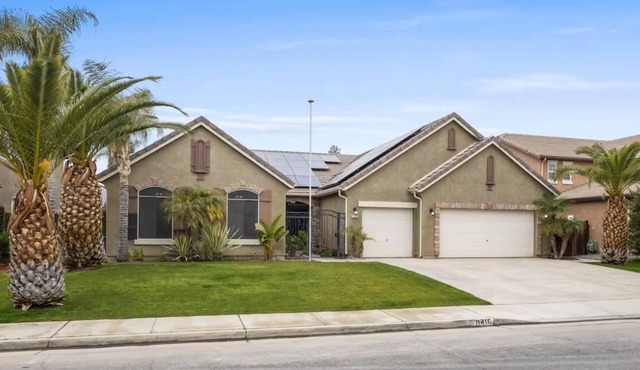 Spacious 4-bedroom house with pool & juccuzzi Bakersfield