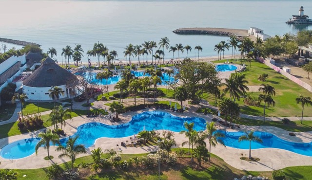 Spacious 4BR w Jacuzzi & Beach Access - Villa 91