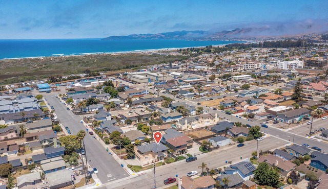 Spacious 4BR Retreat, Walk to Beach, Arcade Game