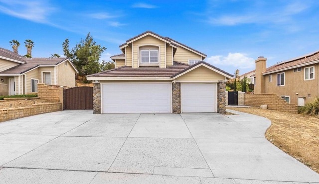 Spacious 5-bedroom house in hillside of Palmdale