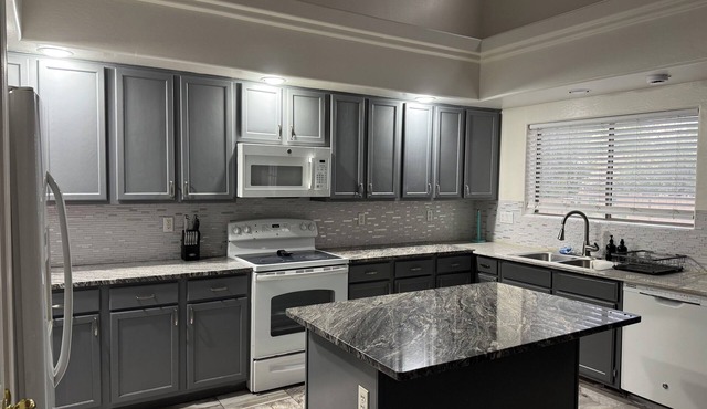 Spacious 5-bedroom house in delightful Phoenix with WiFi, AC