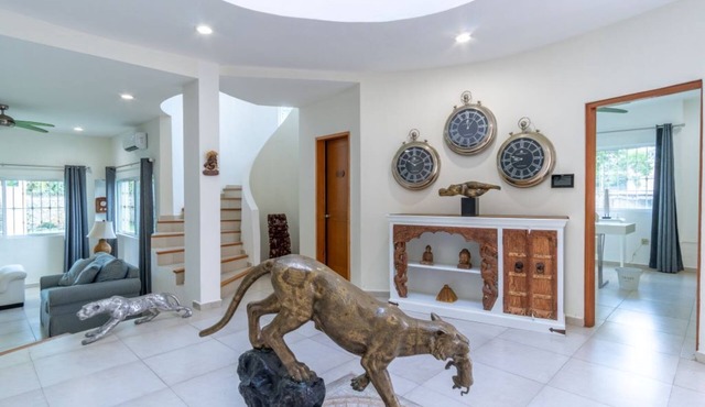 Spacious 5-bedroom house in beautiful Cancún with private pool, cenote, WiFi, AC