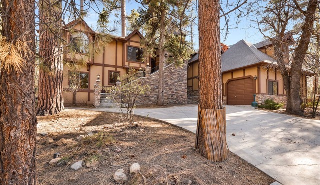 Spacious 5BR Mountain Estate: 5-Car Parking, Pet-Friendly, Deck & Hot Tub
