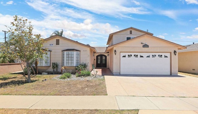 Spacious 6-bedroom house with fitness room and AC in charming Buena Park