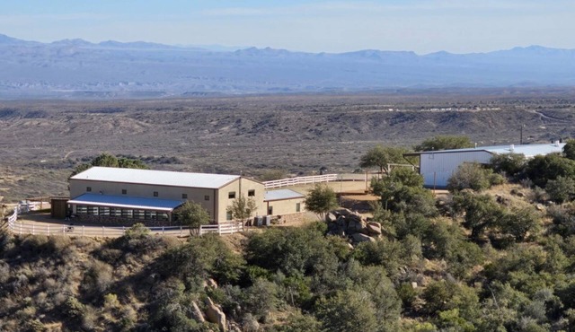 Spacious 6-bedroom hilltop cabin in tranquil Oracle