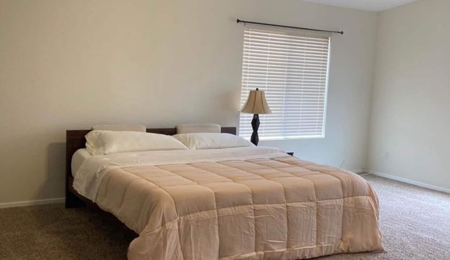 Spacious 6-bedroom ,4 bath house in awesome Casa Grande with WiFi, AC !