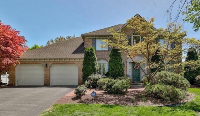 Spacious 7 bed Paradise in Bethlehem with Private heated pool and fitness room in Bethlehem