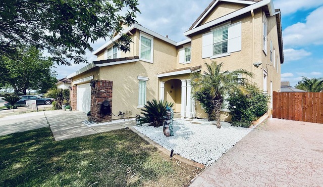 Spacious 7-bedroom villa in brilliant Merced with WiFi, fitness room, AC