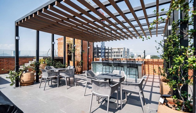 Spacious Apartment w/Americana Street View