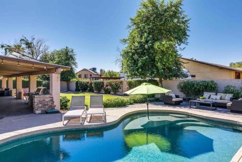 Spacious Backyard W Free Heated Pool, Tv and Bbq