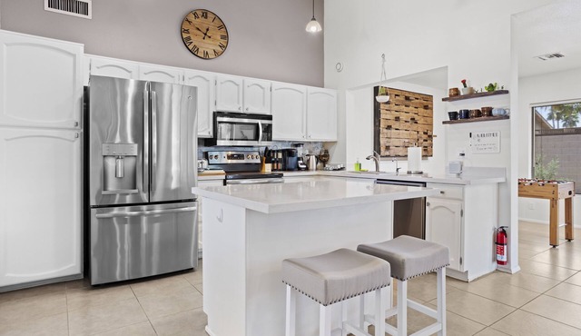 Spacious beautiful ranch house, hot tub & basketball court, near WestWorld, TPC.