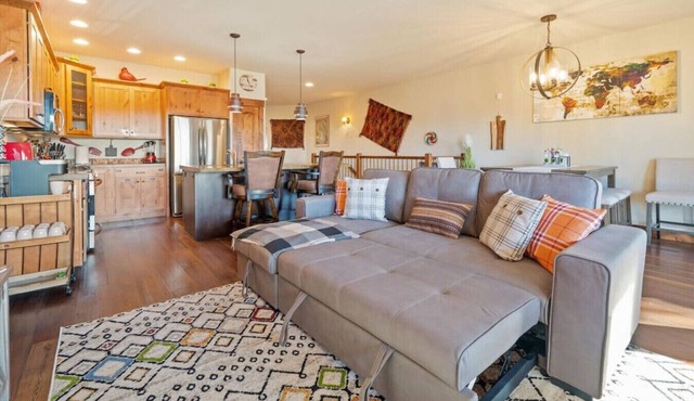 Spacious Condo 3-Minute Walk to Flathead Lake & DT