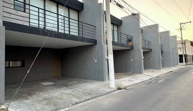 Spacious & Cozy 2BR Townhouse. Pool & Parking near Plaza Altabrisa & Starmedica