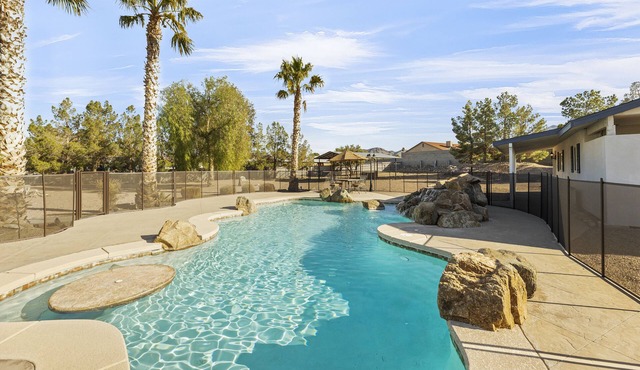 Spacious Desert Getaway! 5BR incl/Casita, Yard/Patio, EV, Pool, Games, Horse