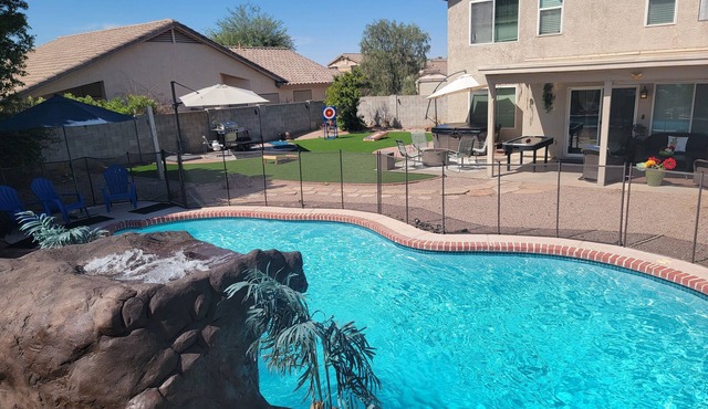 Spacious Glendale Home! Pool/Hottub/Waterfall/Firepit/PutPut/BBQ/Huge Yard/Games