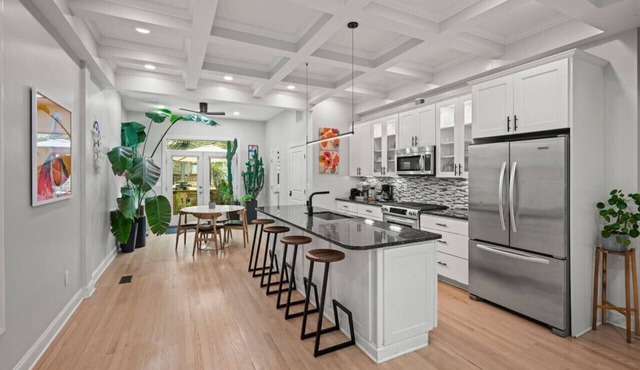 Spacious Historic Rowhouse w. Hot Tub