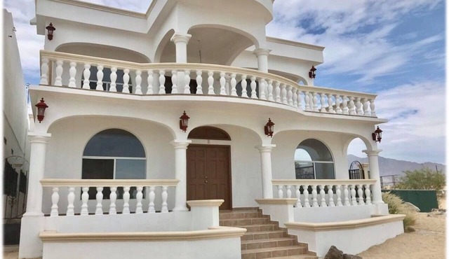 Spacious Home Great for a Family Vacation Right on the Beach!