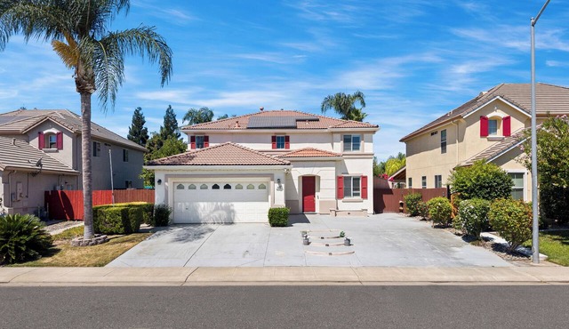 Spacious home with pool, sleeps up to 15 Guest in Manteca