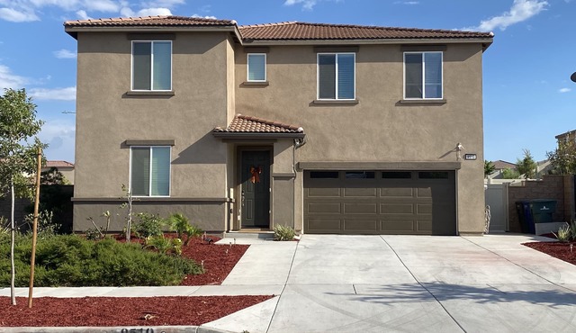 Spacious Master Room With Private Bathroom And Office Area