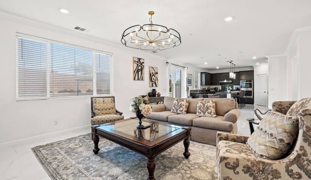 Spacious modern/6BR/8 Beds/3 king beds/Foosball table