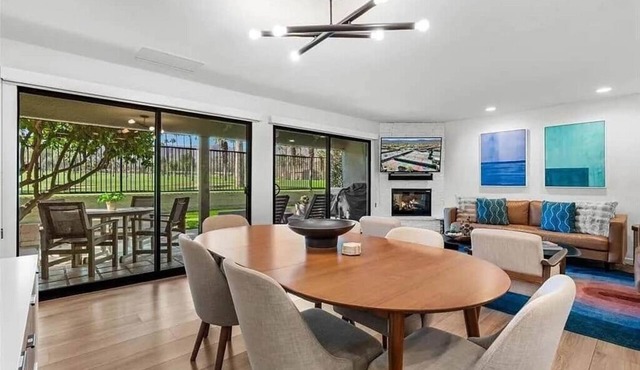 Spacious Modern Condo/Blocks from El Paseo