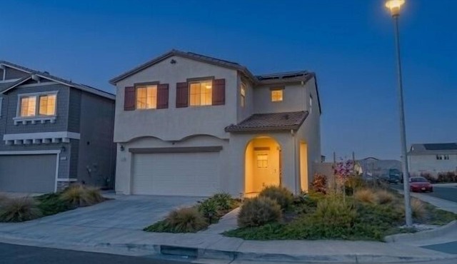Spacious New 4-bedroom Family Friendly House in Elk Grove with WiFi and Parking