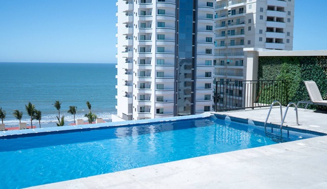 Spacious Ocean View/Golden Zone 1 Block to Beach