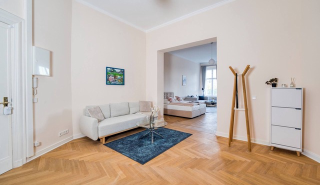 Spacious & Private Apartment, Sleeps 6, Family & Group Friendly, 70m to Metro