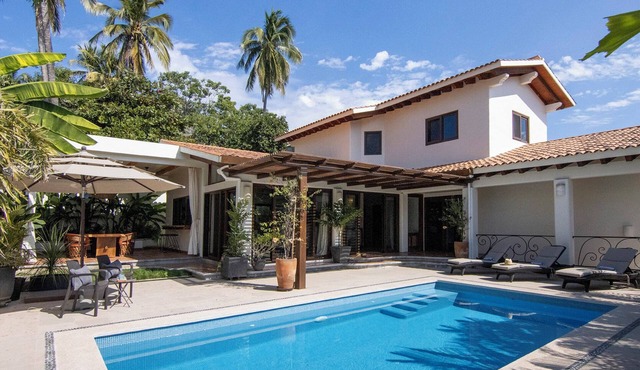 Spacious private villa compound, pool in beautiful San Pancho