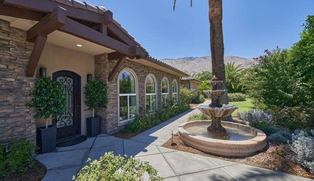 Spacious Private Resort walk to Downtown Palm Springs