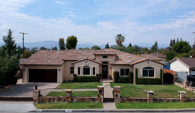 Spacious Single-Level Pool House Newly Remodeled Convenient Located 2,100 sqft+