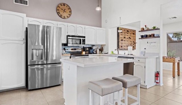 Spacious stunning ranch house, hot-tub and private basketball court, near WestWorld, TPC