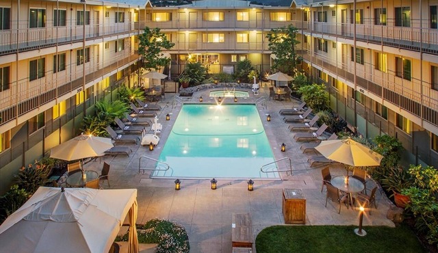 Spacious Suite | Courtyard | Outdoor Pool | Free Parking | BBQ Area in Corte Madera