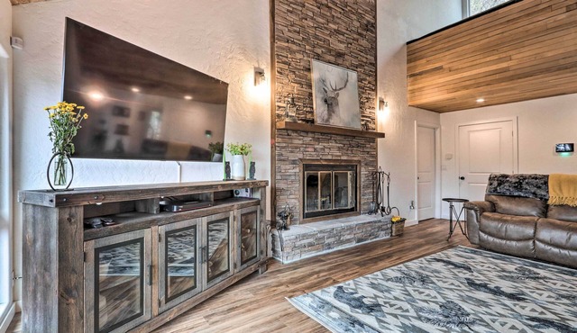 Spacious Sun-up Bay Cabin, 20 Min to Downtown Cda!