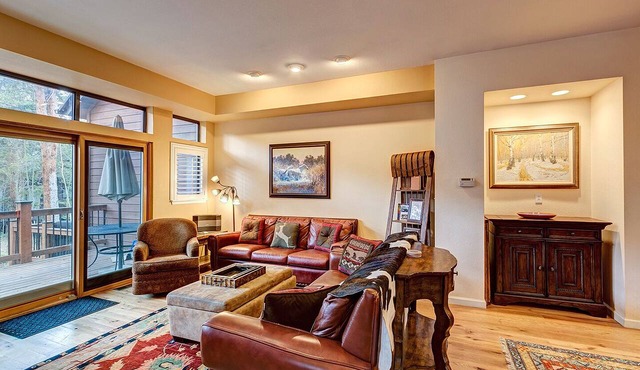 Spacious townhome, walk to downtown, private hot tub!
