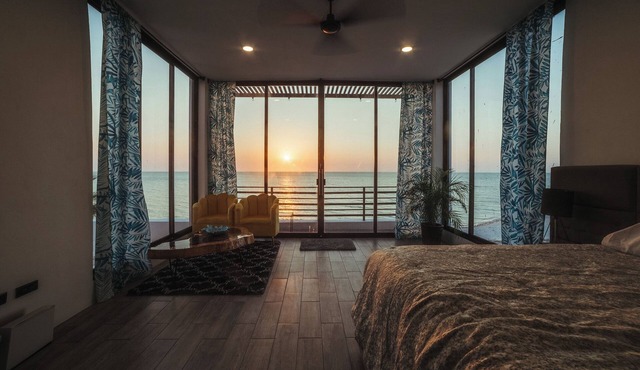 Spacious, Upscale Waterfront Beach House! Sun, Fun and Privacy at its best!