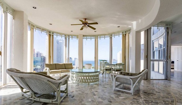 Spacious Vintage Apt + The Best View of Acapulco