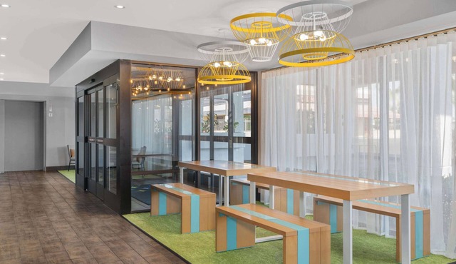 Spark by Hilton Bakersfield Central