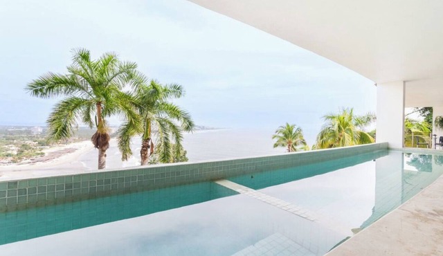 Spectacular oceanfront apartment, ideal for families and friends!