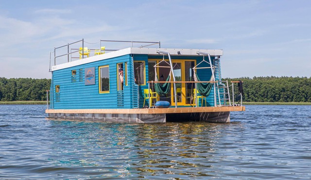 Spend your vacation differently - on this modern and colorful houseboat you can relax in the middle in Havelsee