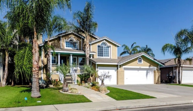 Split-level NW Bakersfield Home with Outdoor Oasis